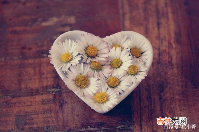 爱是什么？很多人总会把喜欢和爱混为一谈 女人在彻底爱上一个人后，就会在不知不觉中发生改变