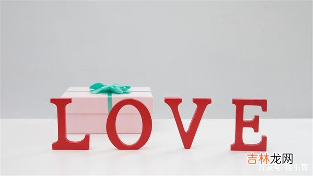 我们之所以追求爱情 你要知道，女人向你索要这些东西，其实是爱上你了