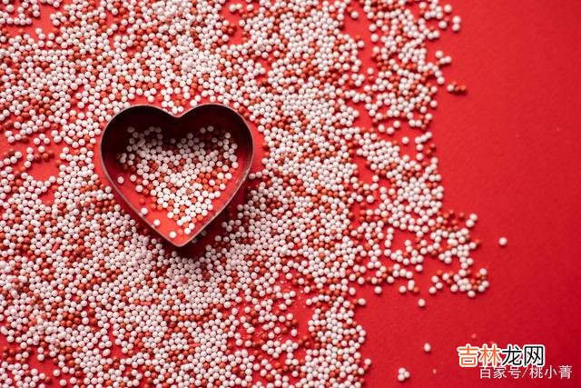 张小娴曾说:“孤独不是与生俱来的 放下执念,重新上路,幸福才有可能来到你身边