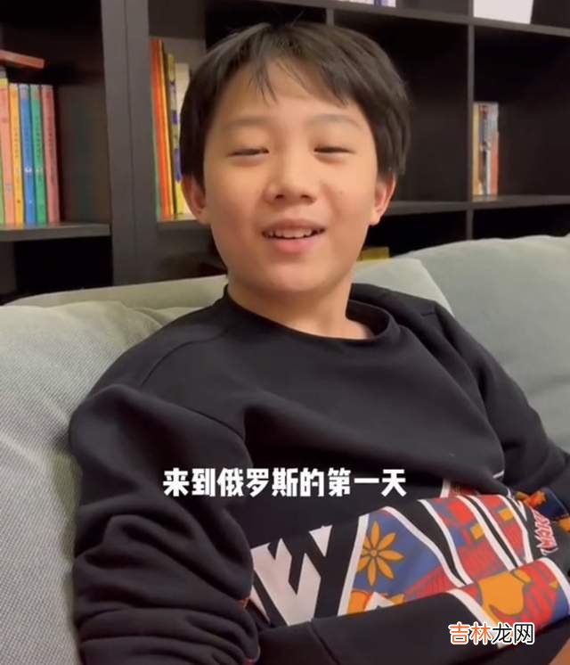 知名主持人王为念罕晒孙子，爷孙俩眉眼太相似，离婚两次后仍单身