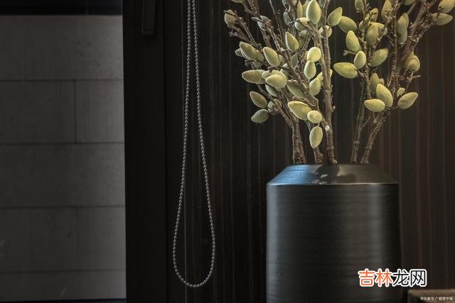 虽然这世上几乎每个人都会说话 一个人最大的明智，就是人前不说狂话，懂得谦虚谨慎