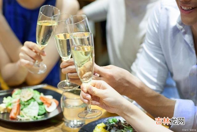 说白了 道理教人很多次都教不会，但事情教人的话，却是一次就够了