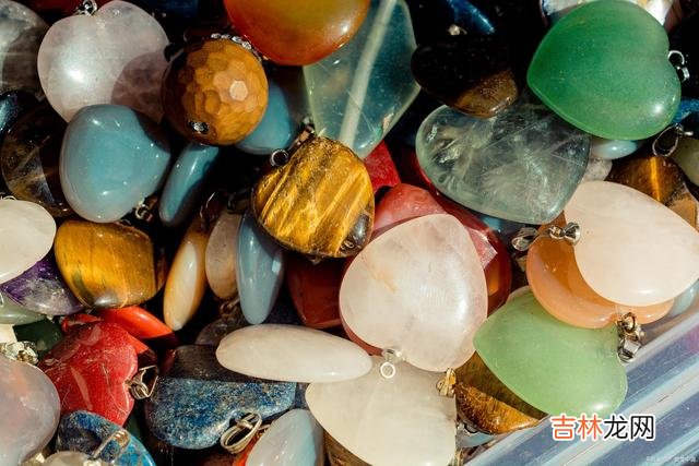 兄弟姐妹间，不管关系多好，在3个地方都要装“哑”