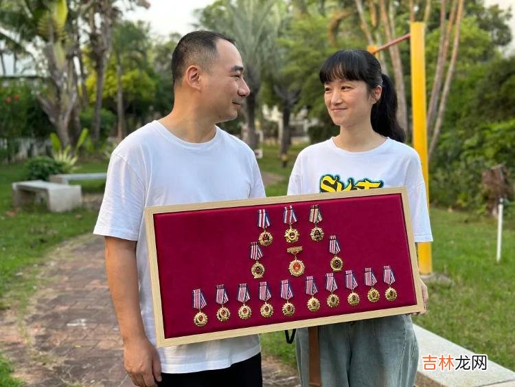 最美情侣装!这对夫妻,双双荣立一等功