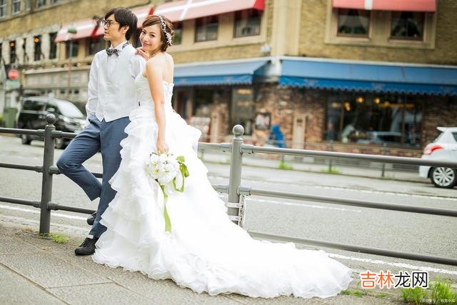 年纪越大 她的微信上，接连发来男人的消息，恳求她再给一个机会