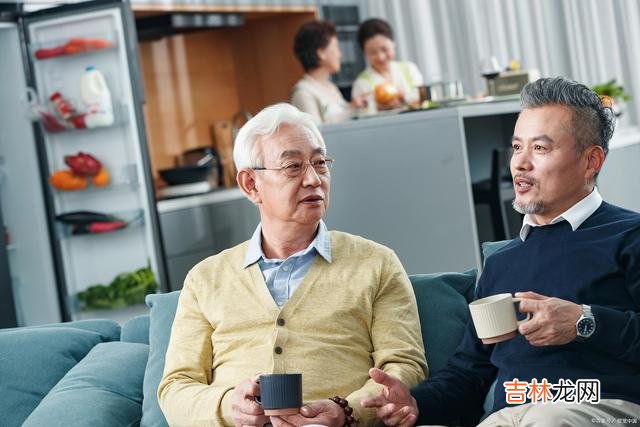 人老了以后 人老了以后，最怕的是物质所困，每个月按时有工资，不用求任何人