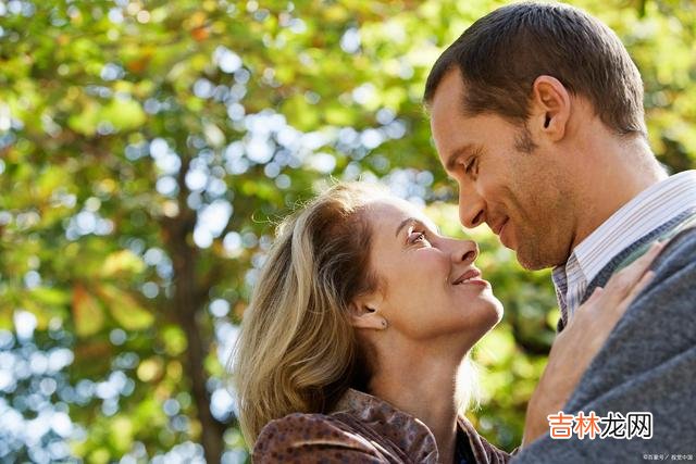 一个女人和我阐述了这样的观点:在很多的婚姻里 婚姻里,为什么有些女人会因为背叛而选择离婚?