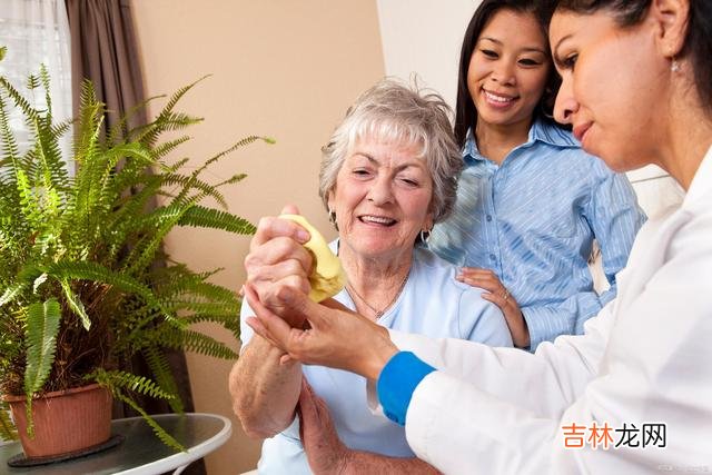 退休后 退休后，高情商的人，会主动讨好3个人