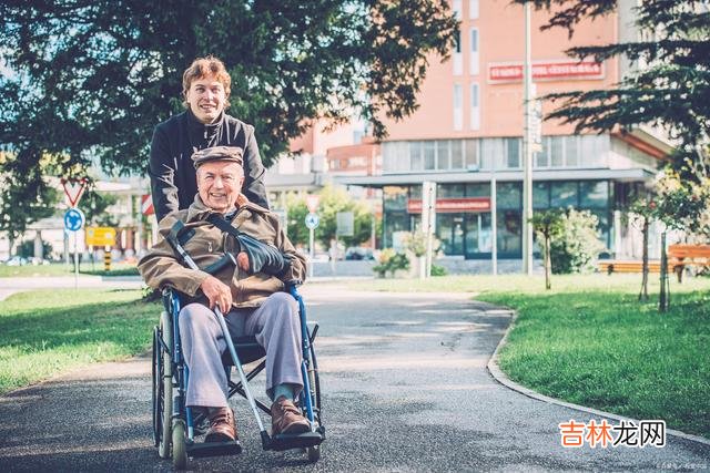 退休后 退休后，高情商的人，会主动讨好3个人