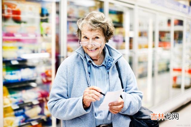 退休后 退休后，高情商的人，会主动讨好3个人