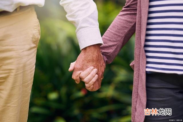 前两天 82岁老人说，老了住在孩子家，只要做到3件事，就没人会嫌弃你