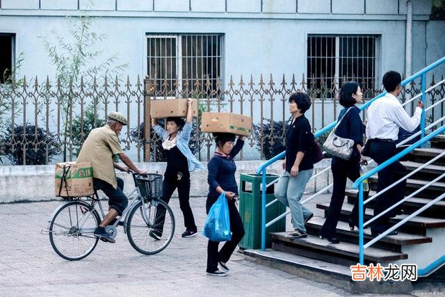 在生命的更替交迭中 人与人之间的关系，不管多么亲密，总体而言还是得讲究一些客气