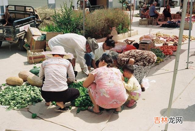 在生命的更替交迭中 人与人之间的关系，不管多么亲密，总体而言还是得讲究一些客气