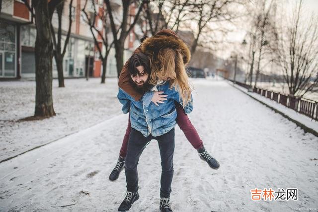 听一个朋友说起自己的父亲 25岁女儿怼父亲：不要瞎说，如果不是妈，一家人现在估计睡大街