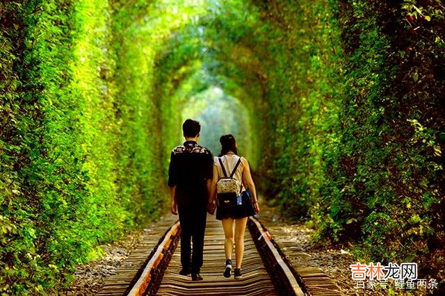 一个女人在后台问我：我爱上了一个不该爱的人 一个男人爱不爱你，要看他是否能把最看重的东西给你