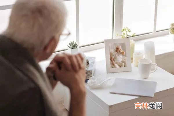 老伴离开后，丧偶的老人有这些举动，那他也离“归去”不远了