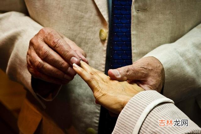 爱情里向来如此 爱情里向来，被偏爱的才会有恃无恐，而付出真心的那个人