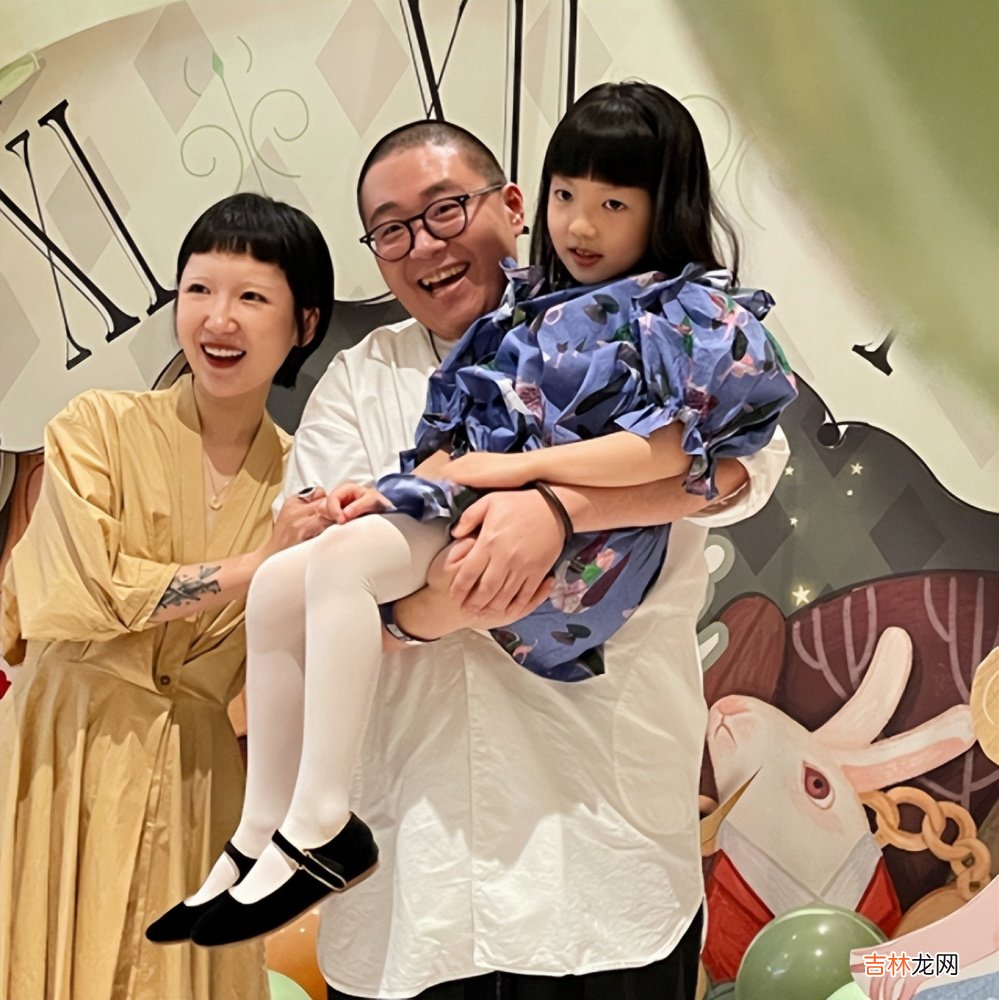 分离2年！郝劭文携二婚妻子与父母团聚，住所堆满杂物装修简单