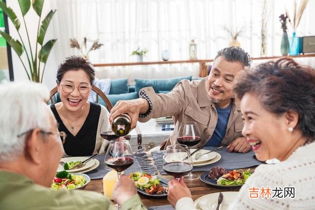 后来你会发现 人过了50，越过越舒服的女人，大多做对两件事