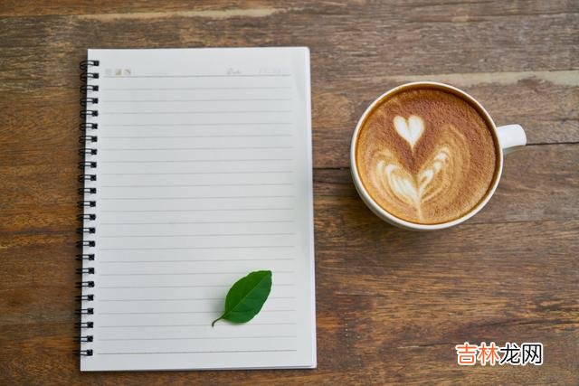 喜欢在朋友圈里炫耀美好生活，证明她是个虚荣的人