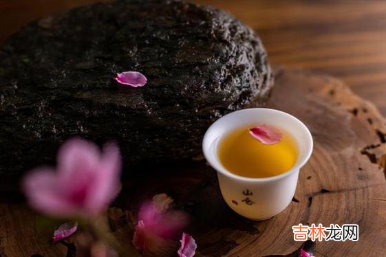 在如今这个时代 搞定一个女人的方式：主动给她以下几样东西