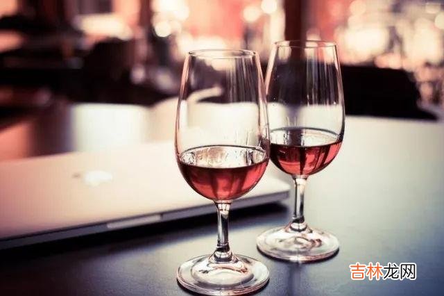 如果一个女人真的喜欢你 如果一个女人喜欢你，就会在微信上发这样的话题