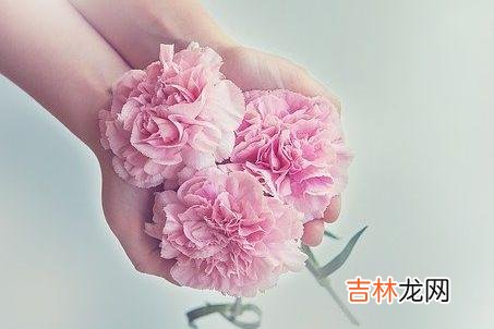 社会学家李银河在《李河说爱情》一书中写道:但凡有过爱情经历的人都会明白 女人爱你到极致的三个表现,说明她爱你入骨了,男人要好好珍惜