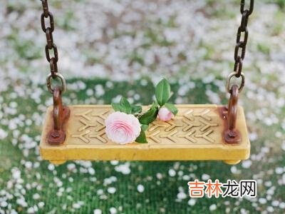 在英国作家简·奥斯汀的长篇小说《傲慢与偏见》里 女人甘愿被你撩的信号，其实就是主动