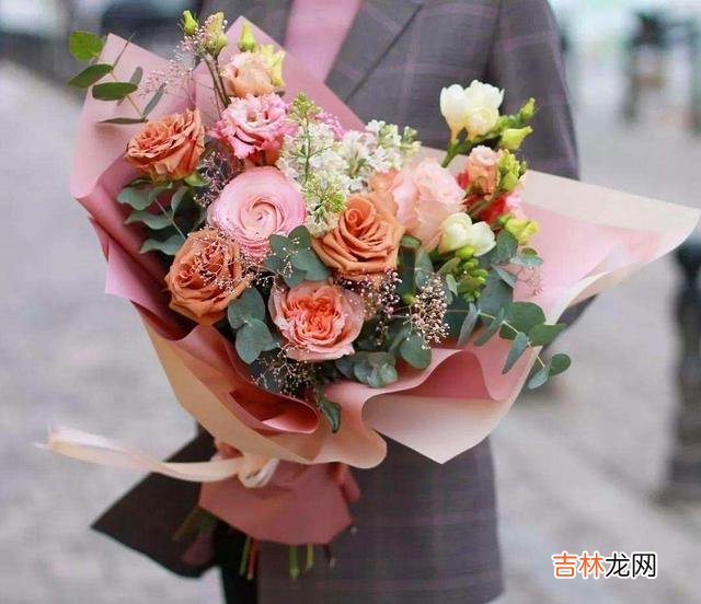在英国作家简·奥斯汀的长篇小说《傲慢与偏见》里 女人甘愿被你撩的信号，其实就是主动