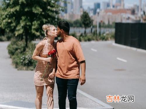 女人的爱如水一般柔情 女人要记住，再爱一个男人，也要以下三种姿势爱他