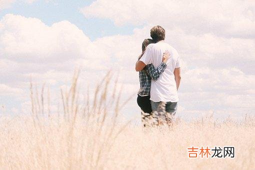 唐代诗人王维的《红豆》将男女之间的思念写到了极致 女人在你面前有这三个异常举动，可见，想你到极致，别不懂