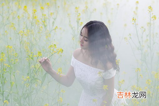 唐代诗人王维的《红豆》将男女之间的思念写到了极致 女人在你面前有这三个异常举动，可见，想你到极致，别不懂