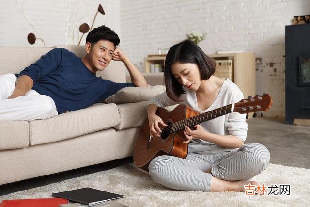 爱情不是千篇一律的喜欢 女人爱上一个男人时，往往会慷慨的为对方花钱