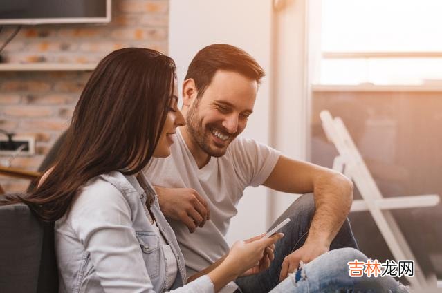 著名哲学家斯宾诺莎曾经说过 婚姻中,爱不讲理的人,往往会更容易得到幸福