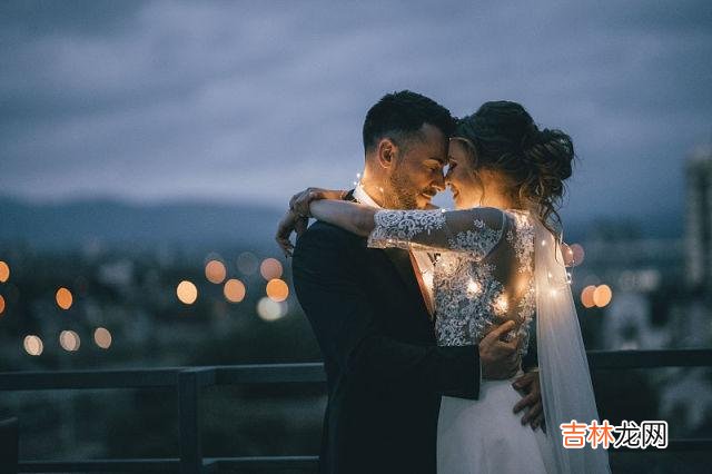 著名哲学家斯宾诺莎曾经说过 婚姻中,爱不讲理的人,往往会更容易得到幸福