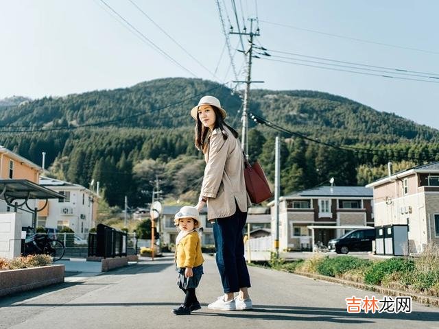 作家苏岑说:只有那些把你看得比他自己还重要的人 不管是哪一个时刻,只要能够保护你的男人,一定都是深爱着你的