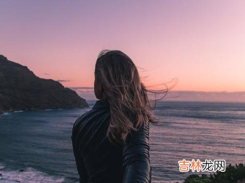 能够在众多女性里脱颖而出 不合群是一个人身上所能够拥有的最好的品质之一