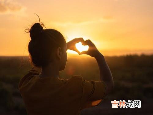 能够在众多女性里脱颖而出 不合群是一个人身上所能够拥有的最好的品质之一