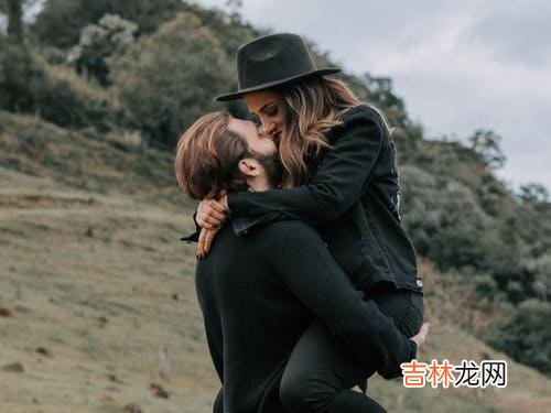 能够在众多女性里脱颖而出 不合群是一个人身上所能够拥有的最好的品质之一