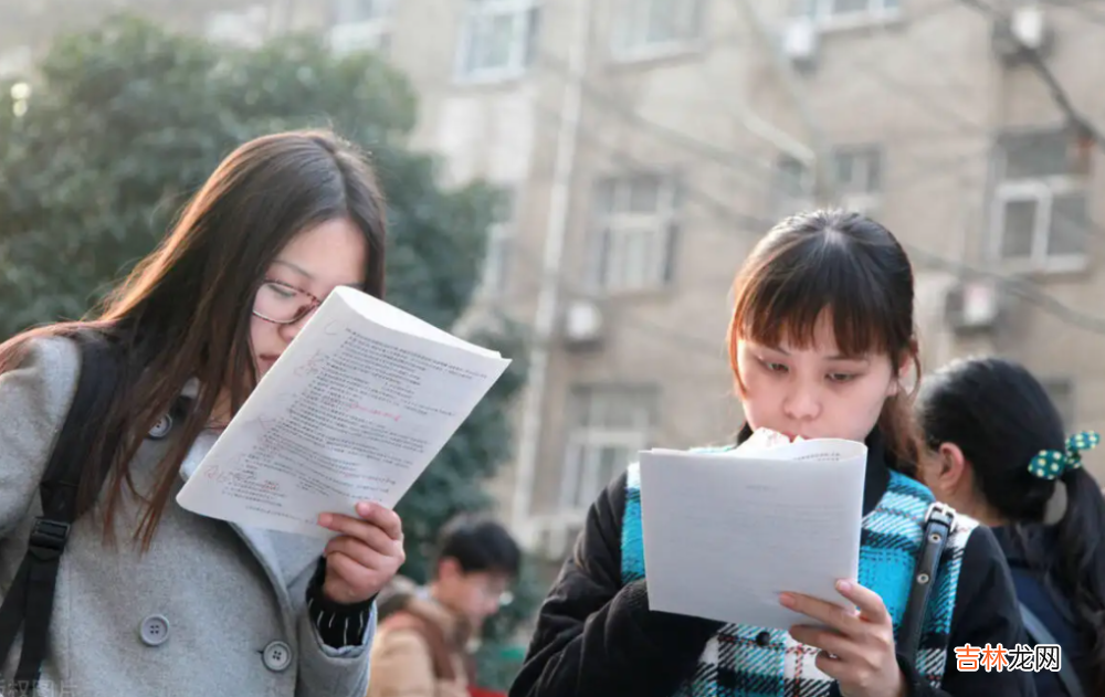 男生考公上岸，转身抛弃恋爱四年半女友，网友不解：他在高贵什么