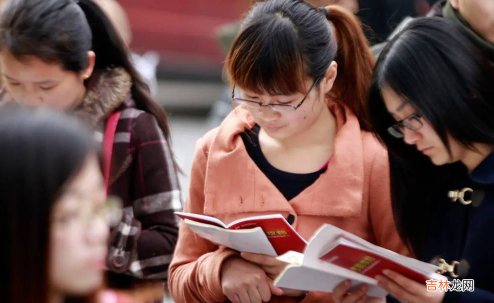 男生考公上岸，转身抛弃恋爱四年半女友，网友不解：他在高贵什么