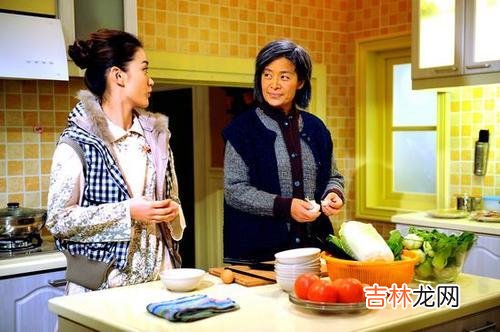 1在很多家庭之中 很多家庭之中，婆媳关系的好坏很容易影响到小夫妻的感情