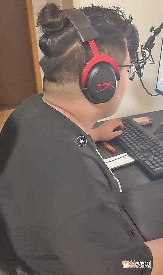 少年沉迷网游 半年多不洗澡不出门 老爸辞职亲情陪伴 儿子终回正常