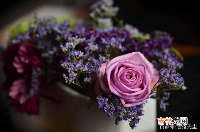 在网上看到过一个热门话题：“什么人活得最幸福？”有一个高赞回答：“幸福最重要的秘密就是 幸福的人，有种不一样的“心态”，难怪越过越舒坦