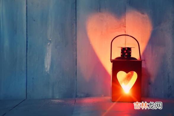 从某种角度来说 聪明的女人，在追求爱情的同时，绝不会丢了自己的自尊