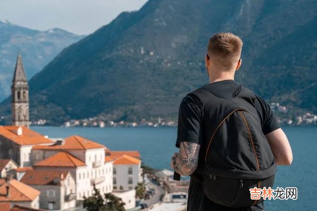 法国诗人兰波有句名言：“生活在别处。|幸福的反面，不是不幸福，而是麻木