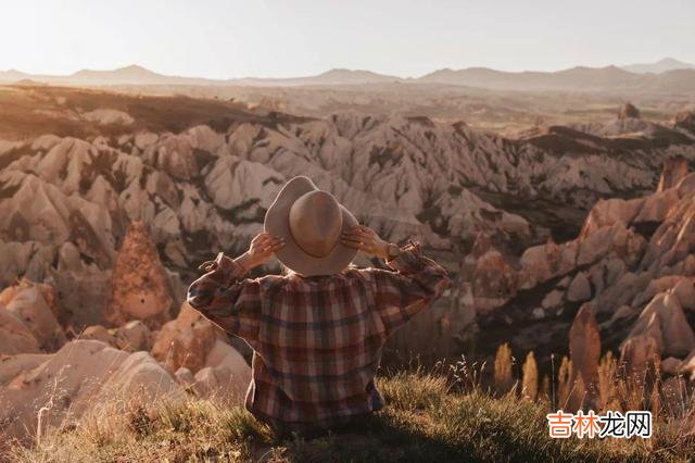 法国诗人兰波有句名言：“生活在别处。|幸福的反面，不是不幸福，而是麻木