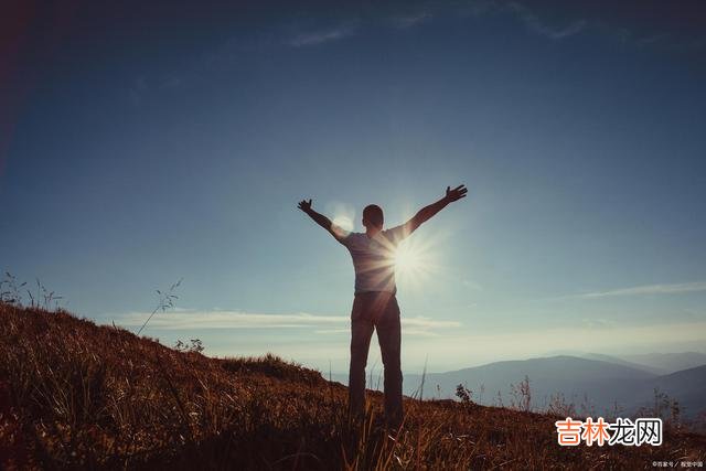 余光中曾说过这样一句话：“你是个独立的人 再累，也要坚持，熬过去，你就赢了