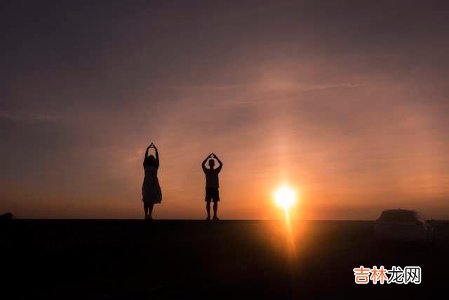 为什么有的女人到了中年这个阶段还是可以散发自己的异性吸引力 心理学研究表明：女人到了中年，还可以让男人迷恋的4个小技巧