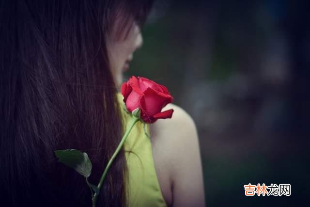 为什么有的女人到了中年这个阶段还是可以散发自己的异性吸引力 心理学研究表明：女人到了中年，还可以让男人迷恋的4个小技巧
